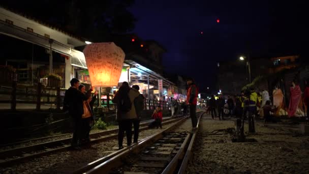 Тайбей Тайвань Лютого 2017 Року Люди Запускають Азіатські Ліхтарі Під — стокове відео