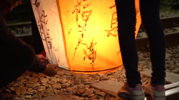 People Launching Asian Lanterns Buddhist Festival Rice Paper Hot Air — Stock Video