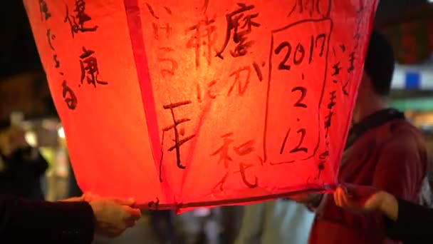 Mensen Lanceren Aziatische Lantaarns Tijdens Boeddhistische Festival Rijst Papier Hete — Stockvideo