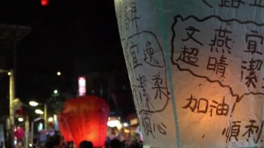 Taipei, Tayvan-12 Şubat 2017: Budist festivali sırasında Asya fenerleri fırlatan insanlar, Tayvan-Dan 'deki Pingxi' den gelen geleneksel uçan fener sırasında pirinç kağıdı sıcak hava balonları fırlatılıyor