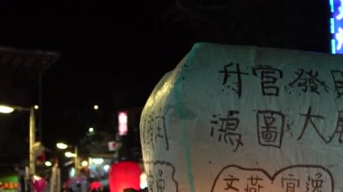 Yavaş çekim. Budist festivali sırasında Asya fenerleri fırlatan insanlar Tayvan-Dan 'deki Pingxi' den gelen geleneksel uçan fener sırasında pirinç kağıdı sıcak hava balonları fırlatılıyor.