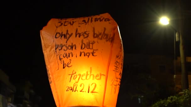 スローモーション台湾の平渓から伝統的な飛行機の中で 仏教祭りの期間中にアジアの提灯を起動する人々 米紙熱気球が打ち上げられます — ストック動画
