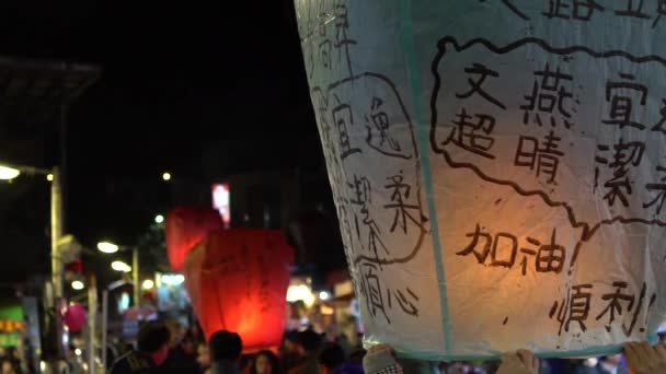 Lentamente Persone Che Lanciano Lanterne Asiatiche Durante Festival Buddista Mongolfiere — Video Stock