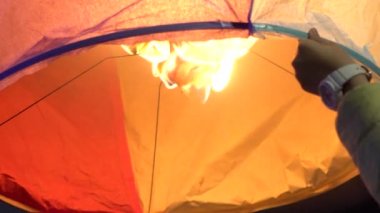 Yavaş çekim. Budist festivali sırasında Asya fenerleri fırlatan insanlar Tayvan-Dan 'deki Pingxi' den gelen geleneksel uçan fener sırasında pirinç kağıdı sıcak hava balonları fırlatılıyor.