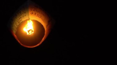 Yavaş çekim. Budist festivali sırasında Asya fenerleri fırlatan insanlar Tayvan-Dan 'deki Pingxi' den gelen geleneksel uçan fener sırasında pirinç kağıdı sıcak hava balonları fırlatılıyor.