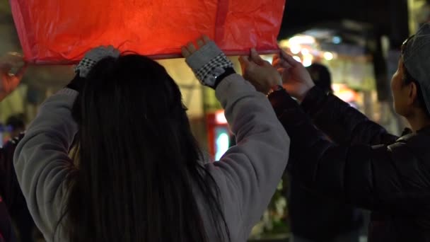 Медленное Движение Люди Запускают Азиатские Фонари Время Буддийского Фестиваля Воздушные — стоковое видео