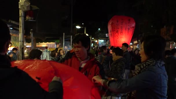 Тайбей Тайвань Лютого 2017 Повільний Рух Люди Запускають Азіатські Ліхтарі — стокове відео