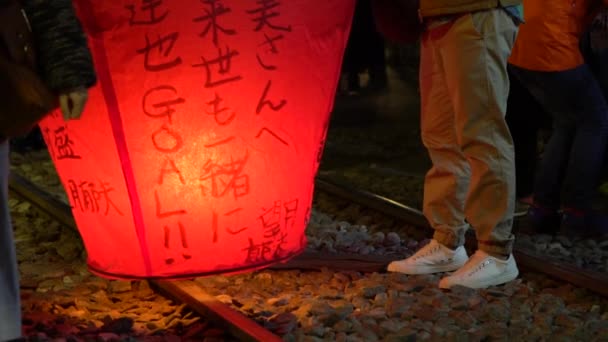 Las Personas Que Lanzan Linternas Asiáticas Durante Festival Budista Los — Vídeo de stock