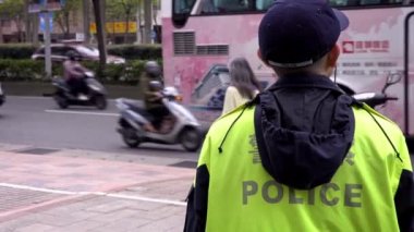 Taipei, Tayvan-06 Mart, 2018: 4K, Polis memurunun ceketinin arkası. Şehirde devriye geziyorum. Tayvanlı devriye memuru Dan caddesinde yüksek görüş mesafesi üniforması giyiyor.