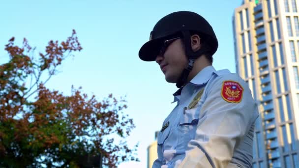 台北市 11月 2017 警察は通りで馬に乗って 台湾の警察官は市内の馬に乗った 公園で乗馬の乗馬警察官 パトロール将校 公段を守る準備ができて — ストック動画