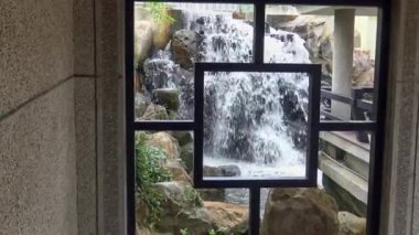 4K Pencere geleneksel Çin kafes ızgarası ve Tayvan bahçesinde nehir. Taichung Liman Sanat Merkezi sahne sanatları, güzel sanatlar ve kültürel tanıtım merkezi. Geleneksel Çin House-Dan