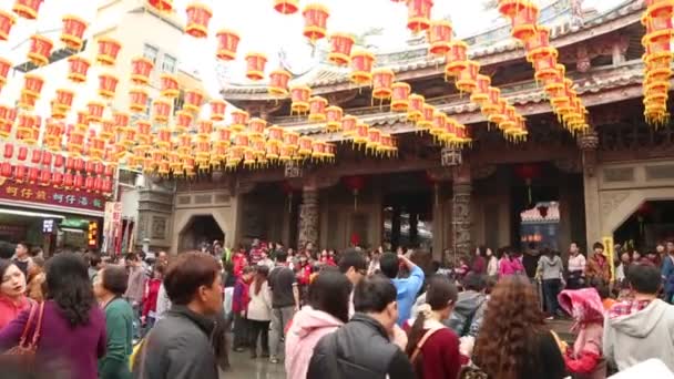 2015年2月21日台湾 鹿谷天后宮アジア人礼拝堂台湾 台中の仏教寺院で中国 ダンのお寺でお香を提供 — ストック動画