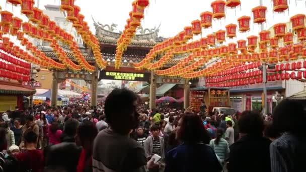 台湾鹿岗 2015年2月21日 台中市佛寺的门道鹿岗天洲寺 亚洲人祷告 — 图库视频影像