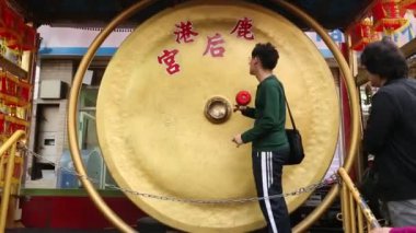 Lugang, Tayvan-21 Şubat 2015: Lugang Tianhou Tapınağı, Çin 'de, Asyalılar Tayvan' daki bir Budist Tapınağı 'nda bir Gong' a saldırdılar.