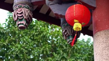Chihkan Kulesi 'nin tapınağındaki güzel kırmızı fener dekorasyonunun Yavaş Hareketi. Formosa, Tainan 'daki Hollanda karakolunda bulunan Provintia Kalesi' nde asılı geleneksel Çin fenerleri. Fort Providentia Tayvan-Dan