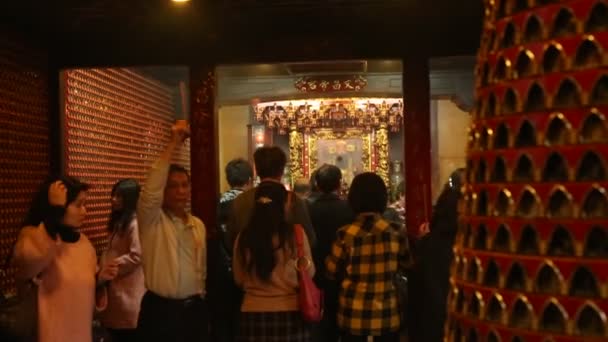 台湾鹿岗 2015年2月21日 鹿岗天洲寺 亚洲人在台中佛寺祈祷 朝拜者在中国 丹新的一年里在佛寺献香 — 图库视频影像