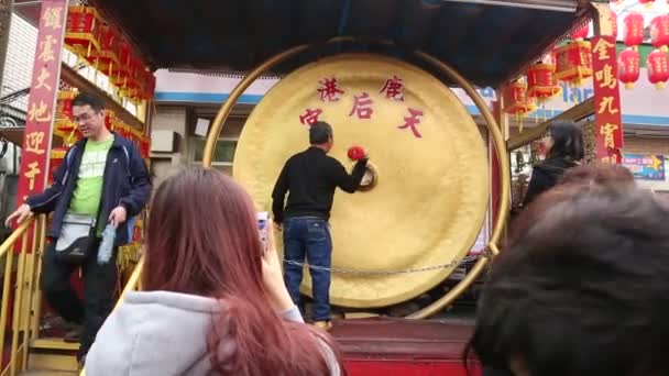 台湾鹿岗 2015年2月21日 鹿岗天洲寺 在新的一年里 中国人在佛寺外发现了这些贡品 — 图库视频影像