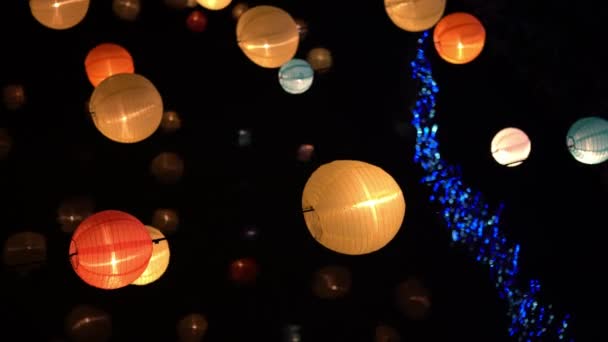 Asijské Lucerny Dekorace Visí Nad Řekou Noci Během Čínského Nového — Stock video