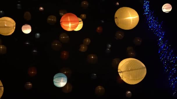 Decoración Linterna Asiática Que Cuelga Sobre Río Por Noche Durante — Vídeo de stock