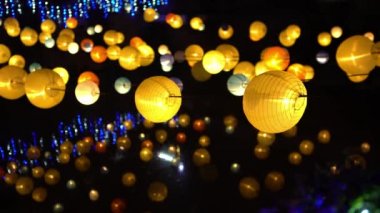 4K, Çin Yeni Yılı 'nda Asya feneri dekorasyonu gece vakti nehrin üzerinde asılıydı. Tainan şehrinde farklı renklerde güzel geleneksel fenerler. Yanshui-Dan 'de Yuejin Fener Festivali
