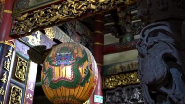 4K, güzel geleneksel Çin feneri Tayvan 'ın ilk tapınağında oyulmuş ve boyanmış bir ahşap ile asılıyor. Ejderha fenerleri süslemesi. Gökyüzü Kralı, Taoist inançlı tanrılar.