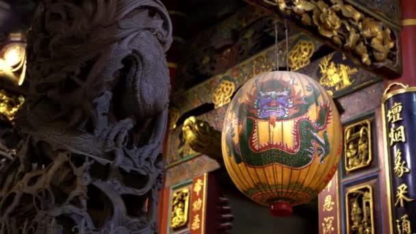 Belle Lanterne Traditionnelle Chinoise Pend Avec Bois Sculpté Peint Vieilli — Video