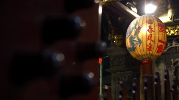 美しい伝統的な中国の提灯は 天の台湾最初の寺院で木彫りと塗装高齢者がハングします 龍灯の装飾 玉皇神 道教の信仰の神 — ストック動画