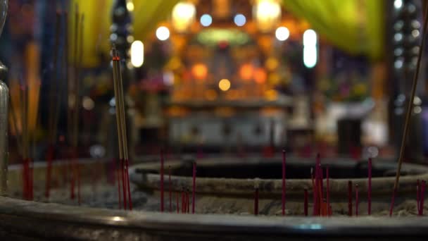 香天の台湾最初の寺院で燃焼 玉皇の神 道教の信仰の神々 線香を持って寺院で祈る人々 台湾民俗宗教の願い事 — ストック動画