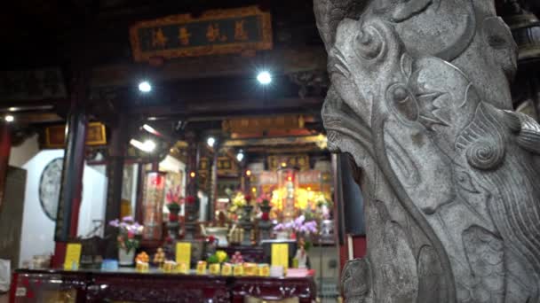 2019年1月21日台湾 台南市 台南大松寺のホール内にある花崗岩のコイル状の龍柱 海の女神道教の信仰の神々の天の神です 台湾丹内の神 — ストック動画