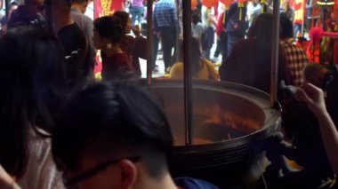 Tainan, Tayvan-05 Şubat 2019: Luerhmen Tianhou Tapınağı 'nda dua eden Asyalılar. Tapanlar Çin 'in yeni yılında Taoist tapınaklarında tütsü sunarlar. Dini ritüeller gerçekleştiriliyor - Dan