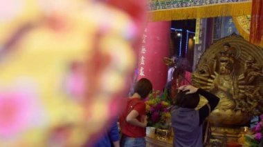 Tainan, Tayvan-05 Şubat 2019: Çin Yeni Yılı 'nda Kuzey Kutbu' nun annesi Doumu 'ya dini ayinler yapan Asyalıların Yavaş Hareketi. Matsu tapınağı. Taocu inanç-Dan 'deki Mazu deniz tanrıçası.