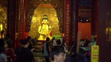 Tainan, Tayvan-05 Şubat 2019: 4K, Matsu Luerhmen Tianhou Tapınağı 'nda dua eden Asyalılar. Tapanlar Çin 'in yeni yılında Taoist tapınaklarında tütsü sunarlar. Mazu-Dan 'e dini ayinler düzenlemek
