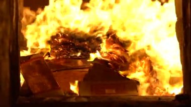 Tayvan 'daki eski Asya tapınağında insanların yosun kağıdı yakması. Tapınaklar ibadet yeridir. Dilek tutmak için Tayvan halk dinleri. İnsanlar Buddha 'ya tütsülerle dua ediyor.