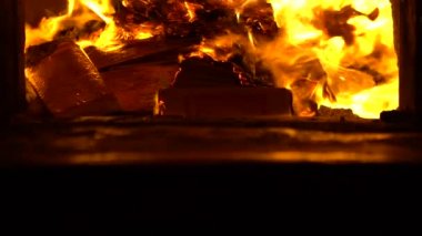 Tayvan 'daki eski Asya tapınağında insanların yosun kağıdı yakması. Hayalet parasını yakmak atalarımızın onuruna bir gelenektir. Çünkü merhumun ruhu ölümden sonra iyi şeylere sahiptir. Dan.