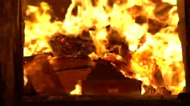 Tayvan 'daki antik Asya tapınağında insanlar yosun kağıdı yakıyor. Tapınaklar ibadet yeridir. Dilek tutmak için Tayvan halk dinleri. İnsanlar Buddha 'ya tütsülerle dua ediyor.