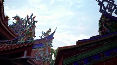 4K, Nankunshen Daitian Tapınağının çatısında dekorasyon. Gökyüzündeki Çin tapınağı detaylarını süsleyin. Wang Ye sarayı cenneti temsil ediyor. Taoist inançta Çin sanatı - Dan