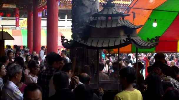 2019年2月5日 中国新年期间 亚洲人在马祖鹿门天洲寺举行宗教仪式的慢动作 马祖是道教信仰中的海神 — 图库视频影像