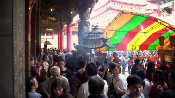 2019年2月5日 亚洲人在马祖鹿门天洲寺祈祷 在农历新年 朝拜者在道教庙宇里献香 对Mazu Dan进行宗教仪式 — 图库视频影像