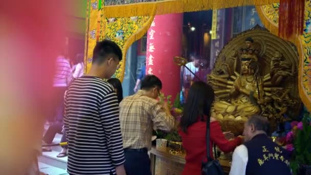 Tainan Taiwan Febrero 2019 Luerhmen Templo Tianhou Matsu Gente Asiática — Vídeo de stock