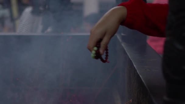 Медленное Движение Людей Наньшене Поклонники Держат Руках Ожерелье Используют Дым — стоковое видео