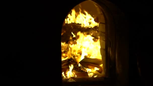 台湾古代亚洲庙宇中烧香纸的慢动作 圣殿是一个礼拜的地方 台湾民间宗教为许愿 人们用燃烧的木棍祈祷菩萨 — 图库视频影像