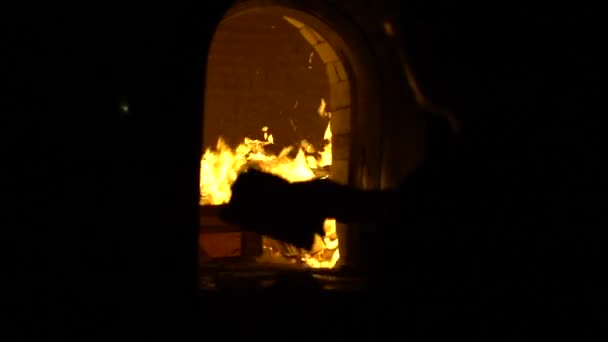 Lidé Pálí Joss Papír Starověkém Asijském Chrámu Tchaj Wan Spálit — Stock video