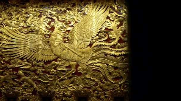 2月2019 美しい黄金の中国の鳳凰鳥は 南京大天寺の壁に金で刻まれました 台湾奉還の神聖な彫刻で飾られた — ストック動画