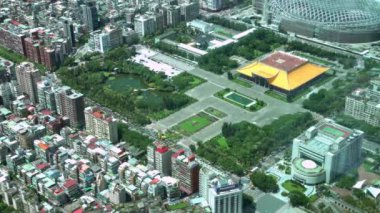 Taipei 'deki Yat Sen Anıt Salonu ve Olimpiyat Stadyumu' nun 4K Havacılık manzarası ve turistik cazibesi. 101-Dan binasının yukarısından Skyline 'ın başkenti Tayvan' ın Yüksek Açısı