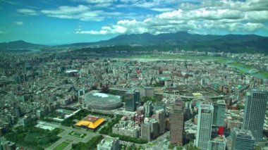 Taipei 'deki Yat Sen Anıt Salonu ve Olimpiyat Stadyumu' nun 4K Havacılık manzarası ve turistik cazibesi. 101-Dan binasının yukarısından Skyline 'ın başkenti Tayvan' ın Yüksek Açısı