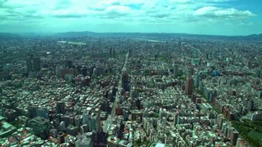 Taipei şehir merkezinin 4K hava görüntüsü. Dağları ve bulutları var. 101 nolu binanın üstünden arka planda, Batı Bölgesi şehir manzarası Yüksek Açı Tayvan başkenti Gündüz-Dan Skyline ile birlikte.