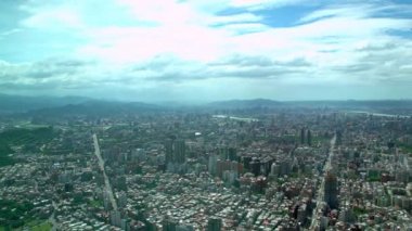 Taipei şehir merkezinin 4K hava görüntüsü. Dağları ve bulutları var. 101 nolu binanın üstünden arka planda, Batı Bölgesi şehir manzarası Yüksek Açı Tayvan başkenti Gündüz-Dan Skyline ile birlikte.