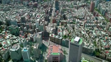 4K İş Bölgesi Havalimanı manzarası, ofis kuleleri ve Taipei şehir merkezindeki caddelerden geçen trafik trafiği Skyline 'ın başkenti Tayvan' ın 101.