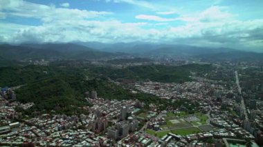 4K Taipei şehir binalarının Dağ manzarası ve caddelerden geçen trafik 101 nolu binanın üstünden, Tayvan başkenti Skyline ile Güney Bölgesi Yüksek Alanı - Dan
