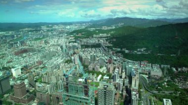 4K İş Bölgesi Havalimanı manzarası, ofis kuleleri ve Taipei şehir merkezindeki caddelerden geçen trafik trafiği Skyline 'ın başkenti Tayvan' ın 101.